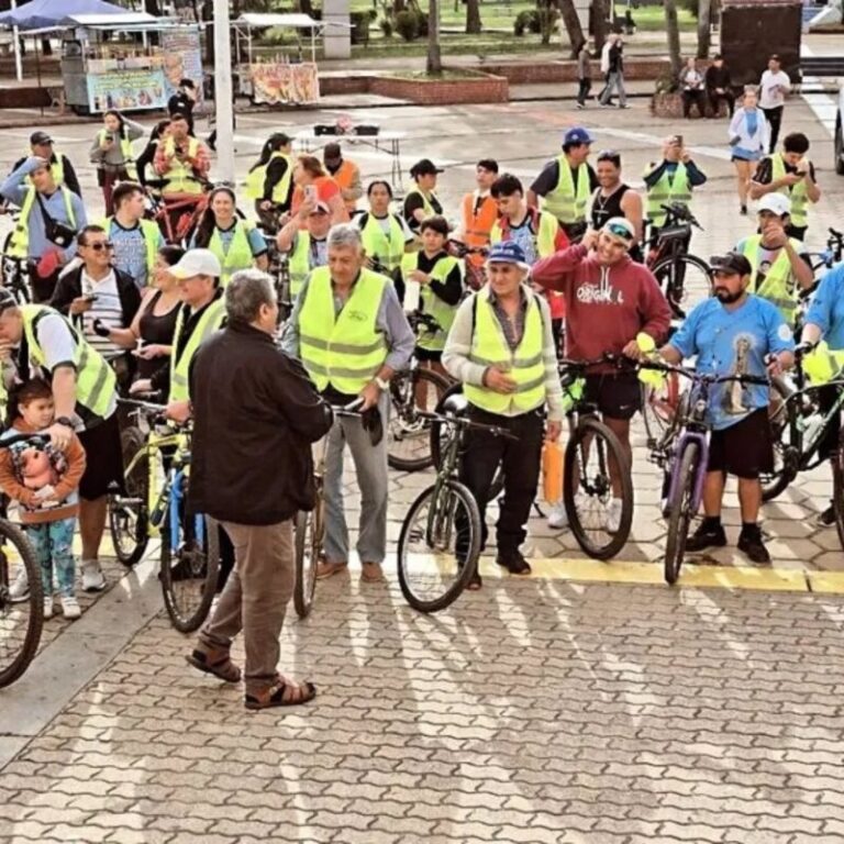 Grupo de ciclistas peregrinos frente al Santuario de Itatí en Corrientes.