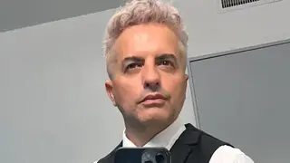 Juli Argenta sonriente durante su anuncio de embarazo en el programa de televisión