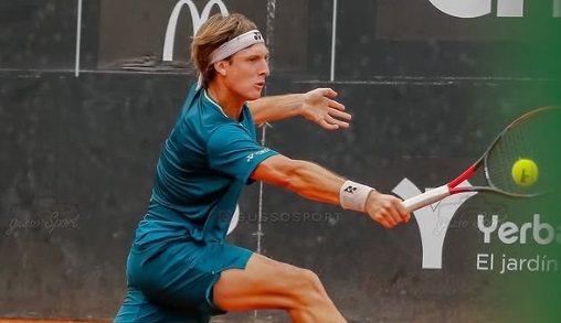 Lautaro Midón, tenista correntino, durante un partido en el circuito Challenger.
