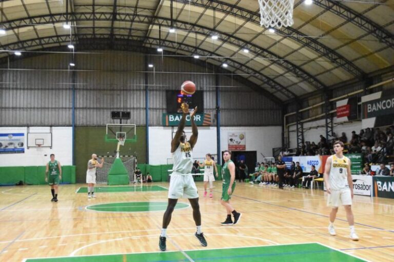 Cancha de básquet con signos de humedad en el piso de parquet.