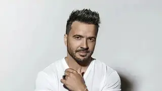 Luis Fonsi sonriendo durante una entrevista