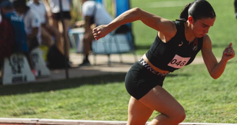 María Paz Romero, atleta correntina, compitiendo en pista de atletismo.