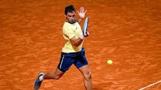Mariano Navone, tenista argentino, celebra su victoria en el ATP de Bucarest.