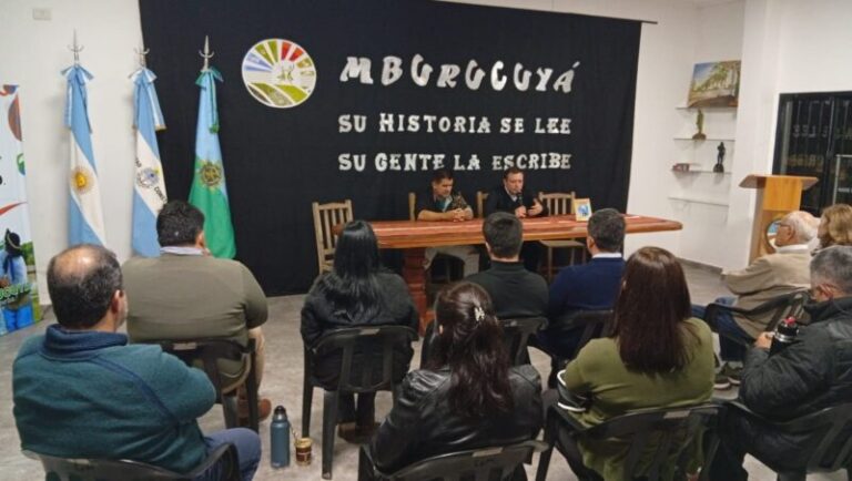 Feria del Libro en Mburucuyá con asistentes y libros