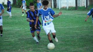 Ilustración del partido de fútbol entre Mburucuyá y Sacachispas