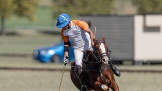 Jugadores de polo compitiendo en una cancha durante el Campeonato Argentino del Interior en Mercedes, Corrientes.