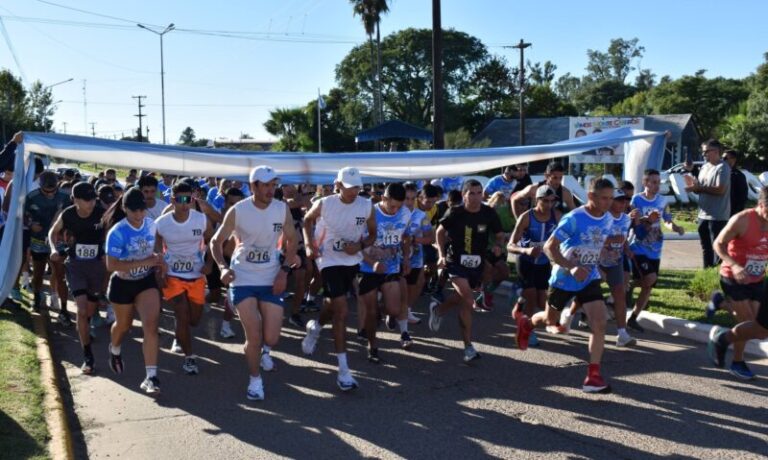 Corredores participantes en la 8ª Maratón Héroes de Malvinas en Monte Caseros, Corrientes