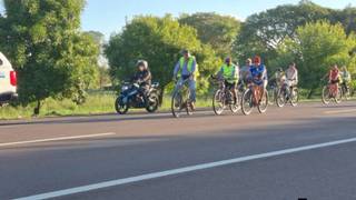 Grupo de ciclistas peregrinos llegando a la Basílica de Itatí tras recorrer más de 50 kilómetros.