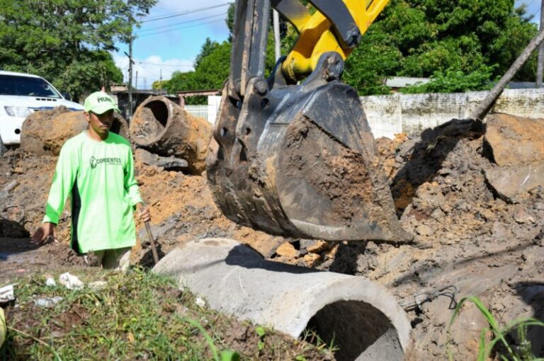 Cuadrillas municipales trabajando en obras de entubamiento en una calle del barrio Juan XXIII, Corrientes.