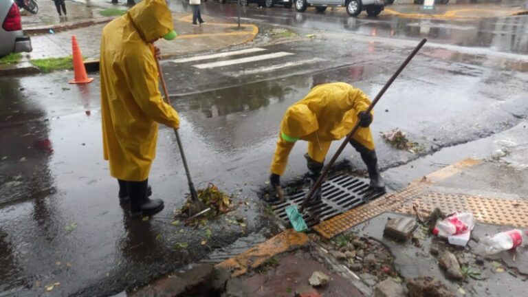 Cuadrilla municipal realizando limpieza de un sumidero en una calle de Corrientes