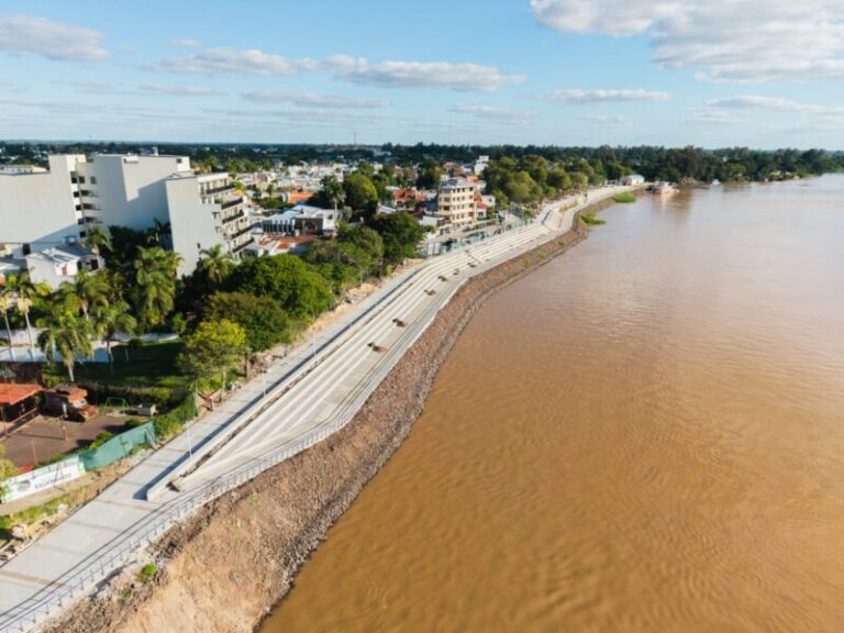 Vista de la nueva costanera de Goya con el río de fondo