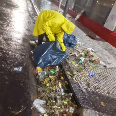 Cuadrillas municipales realizando tareas de limpieza en calles de Corrientes tras el temporal