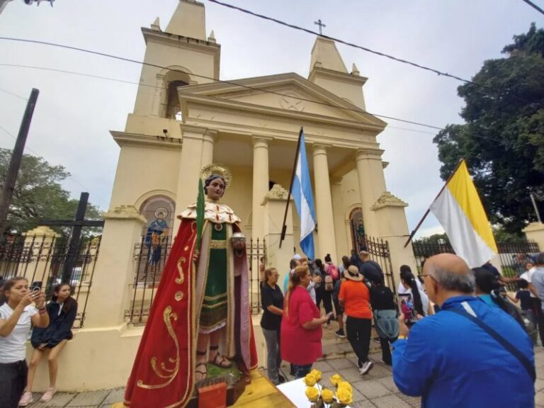 Peregrinos caminando por la ruta durante la Peregrinación de los Tres Pueblos hacia Itatí, Corrientes.