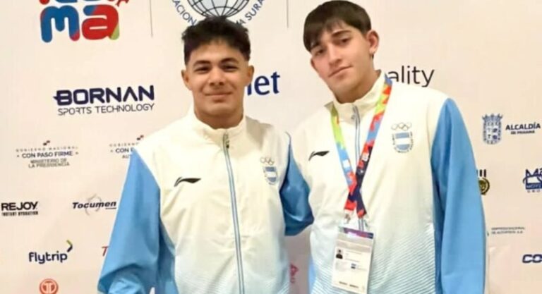 Los pesistas correntinos Nathaniel Villalba Pannunzio y Mauricio Mareco con el equipo argentino