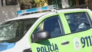 Patrullero de la Policía de Corrientes estacionado en la vía pública.