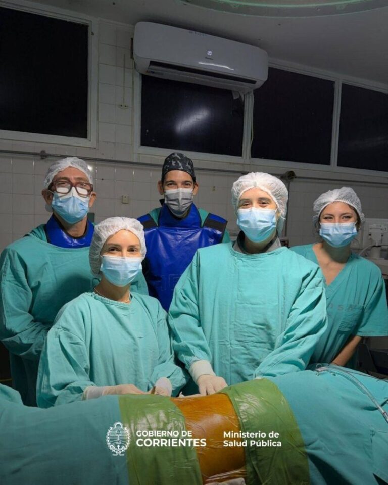 Equipo médico del Servicio de Neurocirugía del hospital Escuela General San Martín de Corrientes.
