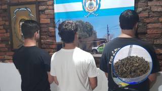 Efectivos policiales en el balneario municipal de General Paz, Corrientes, durante un operativo de prevención.