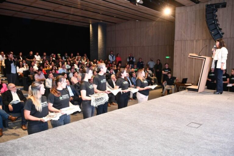 Presentación del programa Huertas Jakaru Porä 2.0 en el auditorio Julián Zini de Corrientes Capital.