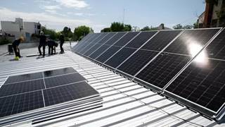 Estudiante de Ingeniería Civil de la UNNE analizando modelos 3D de edificios con integración de paneles solares.