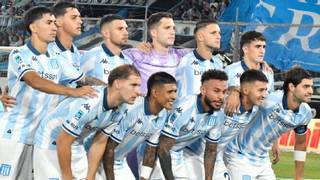 Jugadores de Racing Club en partido de fútbol, previo al encuentro ante Independiente Petrolero.