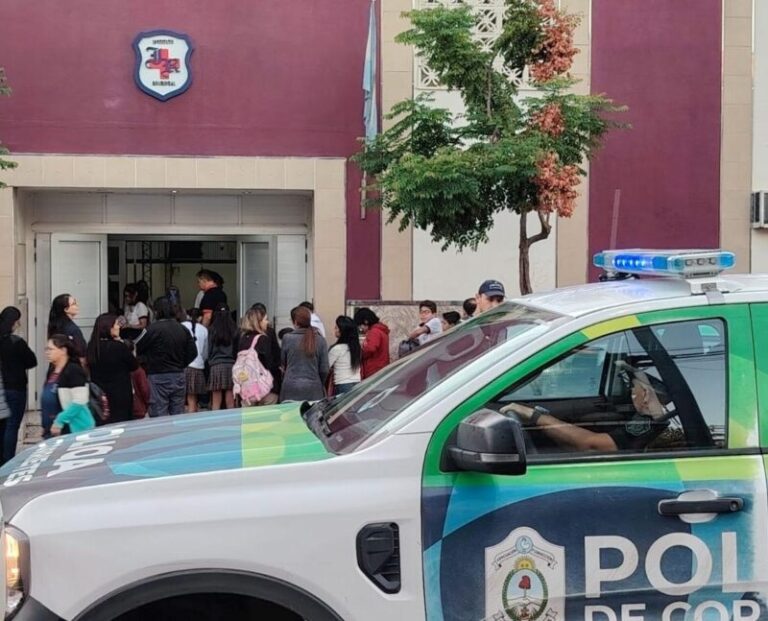 Efectivos policiales en el ingreso a un establecimiento educativo de la ciudad de Corrientes.
