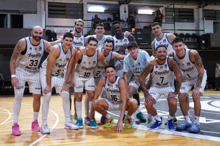 Jugadores de Regatas Corrientes en acción durante un partido de la Liga Nacional de Básquet.