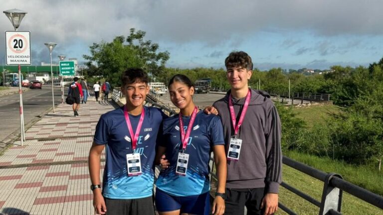 Remeros del Club de Regatas Corrientes compitiendo en el Sudamericano de Remo Junior en Asunción, Paraguay.