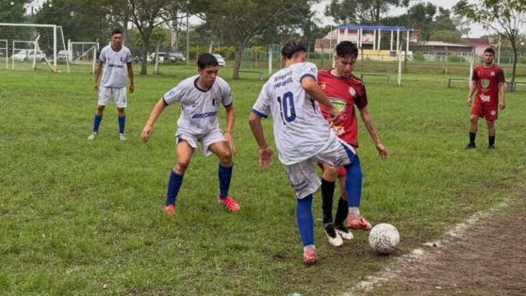 Jugadores de fútbol durante un partido del torneo Provincial de Clubes en Corrientes