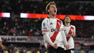 Jugadores de River Plate celebrando un gol ante Belgrano en el estadio Monumental.