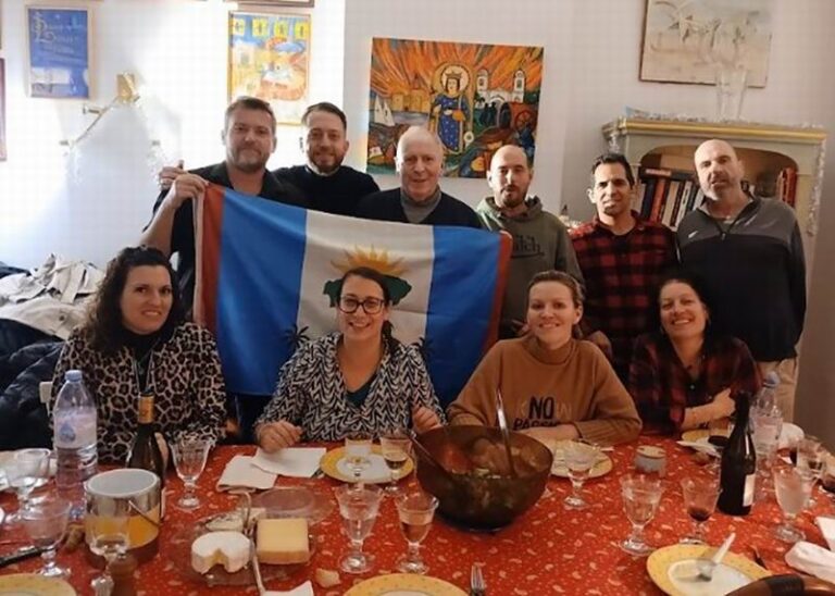 Bandera de Francia y bandera de San Luis del Palmar juntas, simbolizando el hermanamiento