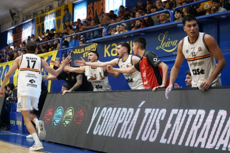 Jugadores de San Martín de Corrientes en partido de básquet ante Boca