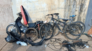 Procedimiento policial de secuestro de motocicleta en un descampado de Corrientes