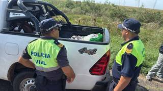 Operativo policial de control en ruta, con presencia de vehículos oficiales.