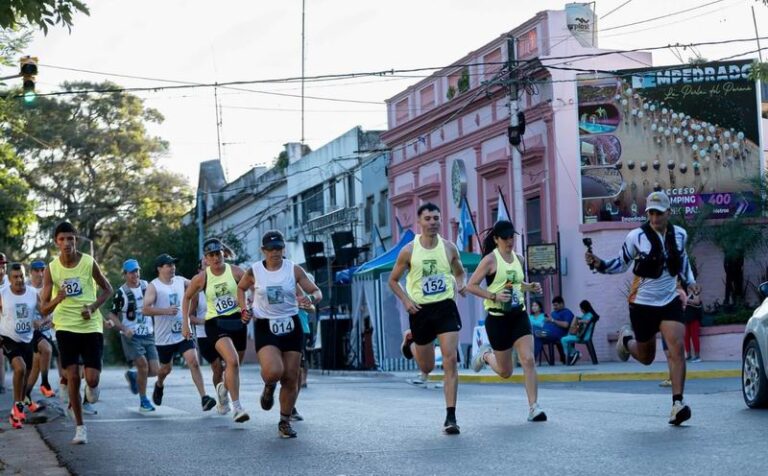 Corredores participando en la carrera homenaje a Marcelo Soria en las calles de Empedrado.