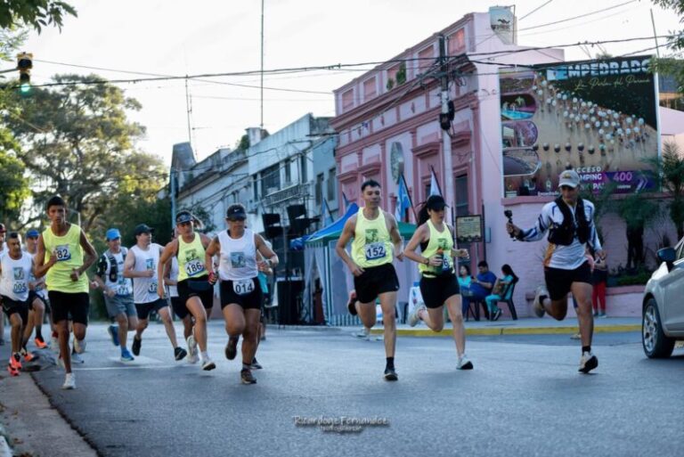 Corredores participando en la carrera Homenaje a Marcelo Soria en las calles de Empedrado.