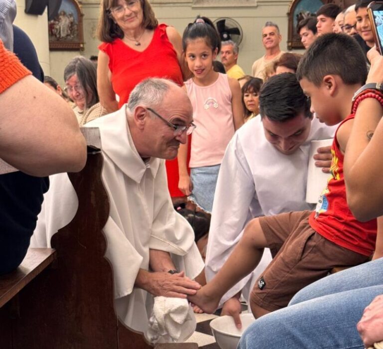 Celebración del Viernes Santo en una iglesia, con fieles en oración.