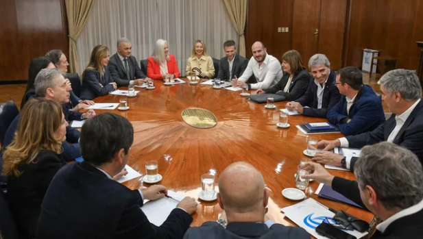 Senador correntino Eduardo Vischi en reunión con el ministro de Economía Luis Caputo