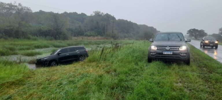 Vehículo dañado tras siniestro en Ruta 5 con lluvia intensa