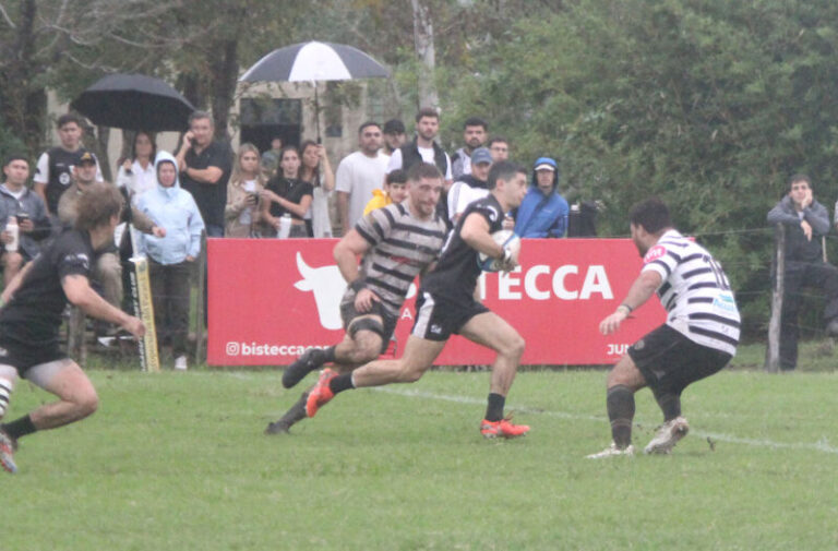 Partido de rugby entre Taraguy y Aranduroga bajo la lluvia en Corrientes