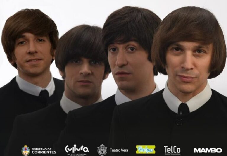 Elenco de The Beats en el escenario del Teatro Vera de Corrientes, caracterizados como The Beatles.