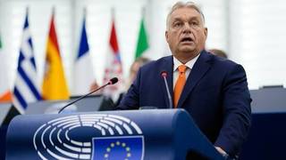 Bandera de la Unión Europea y edificios institucionales en Bruselas.
