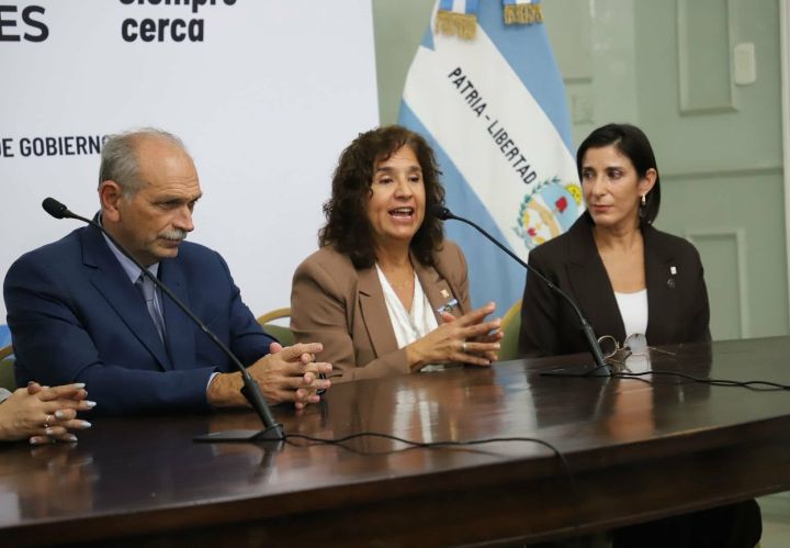 Presentación del proyecto Antibióticos bajo la lupa en la Casa de Gobierno de Corrientes, con autoridades de la UNNE y Salud Pública.