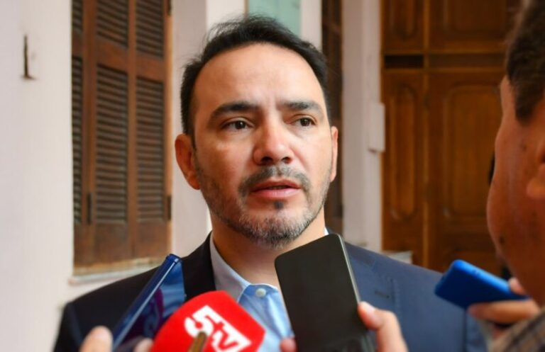 Gobernador Juan Pablo Valdés durante una entrevista en estudios de radio.