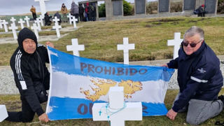 Veteranos de Corrientes durante homenaje en el Cementerio de Darwin, Malvinas.