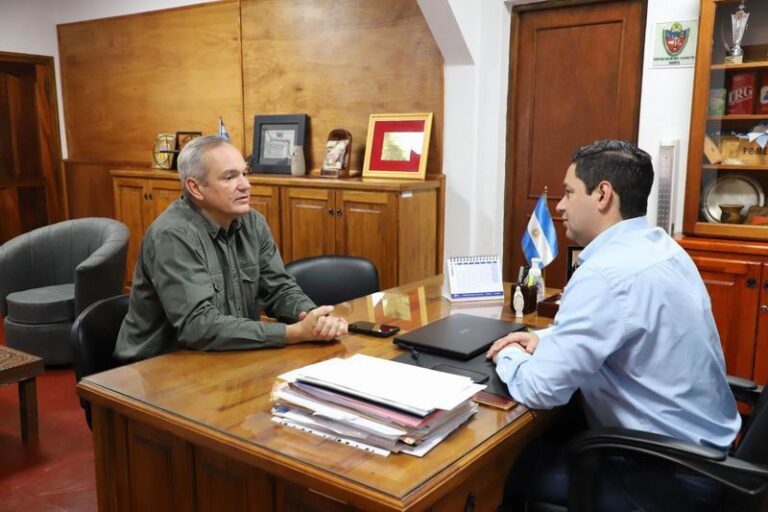 Autoridades municipales de Virasoro durante presentación del programa para emprendedores