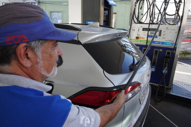 Surtidor de YPF en una estación de servicio de Corrientes con precios actualizados