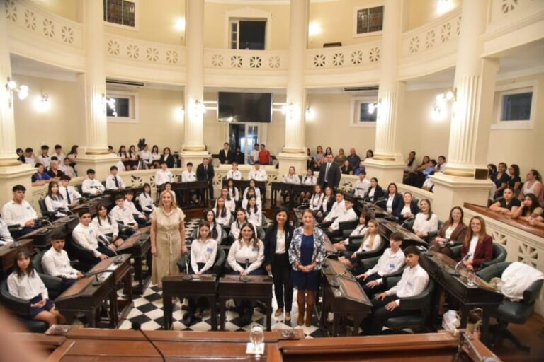 Alumnos del Colegio San Benito durante la Promesa de Lealtad a la Constitución en la Legislatura de Corrientes