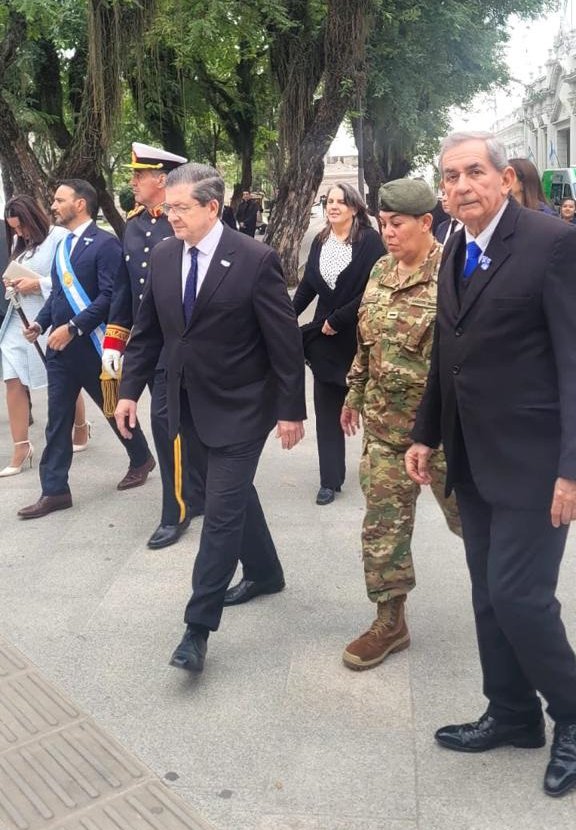 Autoridades provinciales en los actos por el 216° aniversario de la Revolución de Mayo en Corrientes