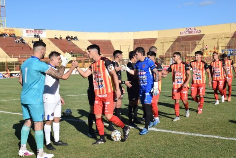 Jugadores de Boca Unidos entrenando en la cancha