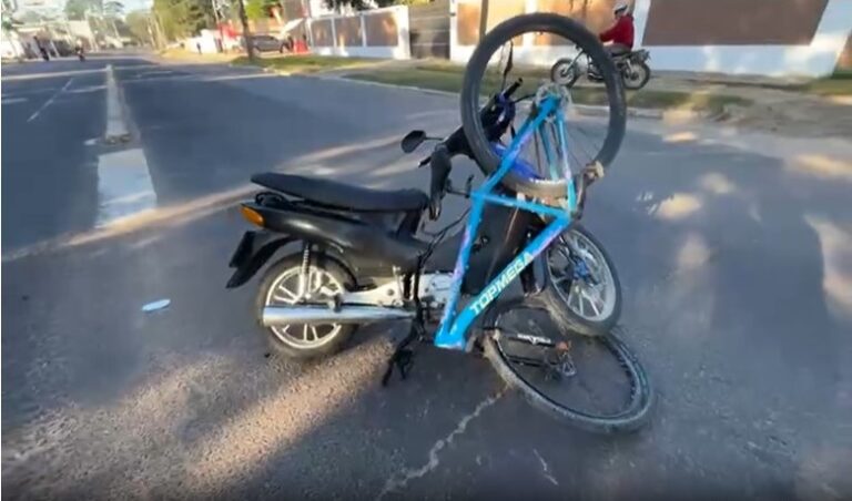 Imagen del choque entre bicicleta y moto en avenida Maipú, Corrientes